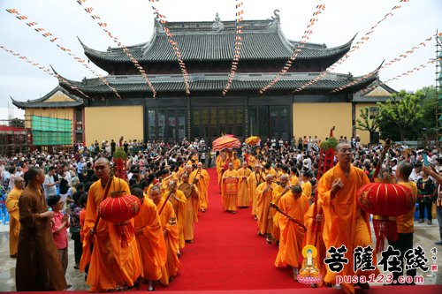 摄影-上海洪福寺举行药师宝塔塔刹安座暨藏经楼结构封顶法会