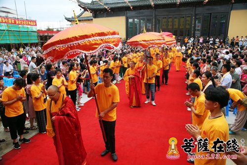 摄影-上海洪福寺举行药师宝塔塔刹安座暨藏经楼结构封顶法会