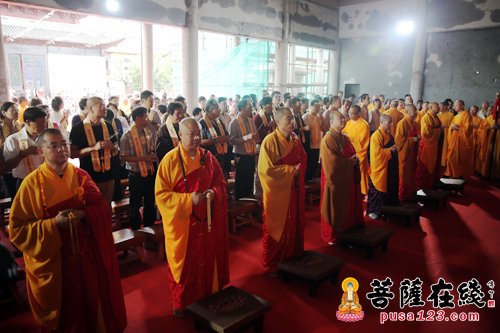 摄影-上海洪福寺举行药师宝塔塔刹安座暨藏经楼结构封顶法会
