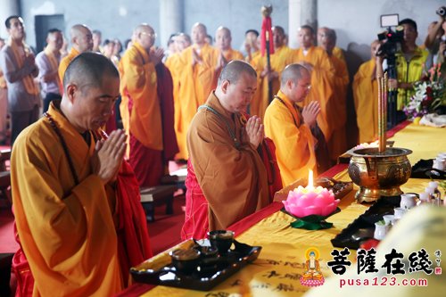摄影-上海洪福寺举行药师宝塔塔刹安座暨藏经楼结构封顶法会