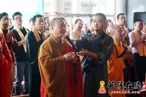 摄影-上海洪福寺举行药师宝塔塔刹安座暨藏经楼结构封顶法会