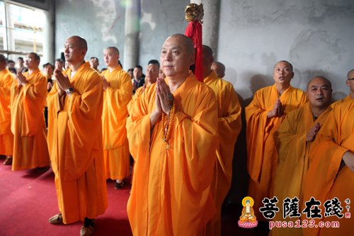 摄影-上海洪福寺举行药师宝塔塔刹安座暨藏经楼结构封顶法会