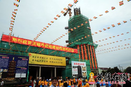 摄影-上海洪福寺举行药师宝塔塔刹安座暨藏经楼结构封顶法会