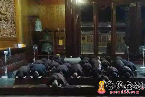 万佛阁法师为百余位戒子传授八关斋戒 戒子们体验出家人清净生活