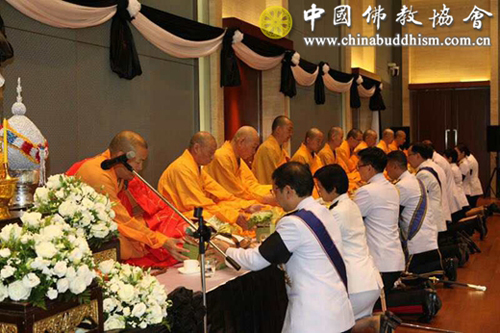中佛协常藏副秘书长赴泰国驻华使馆悼念普密蓬·阿杜德陛下 中佛协常藏副秘书长赴泰国驻华使馆悼念普密蓬·阿杜德陛下