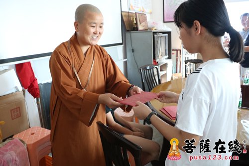 南普陀寺-南普陀寺慈善会为困难学子和疾病患者捐助爱心善款
