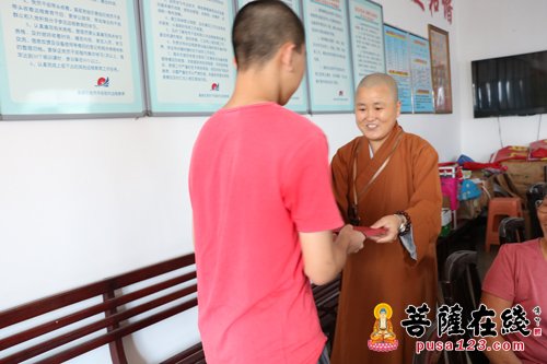 南普陀寺-南普陀寺慈善会为困难学子和疾病患者捐助爱心善款