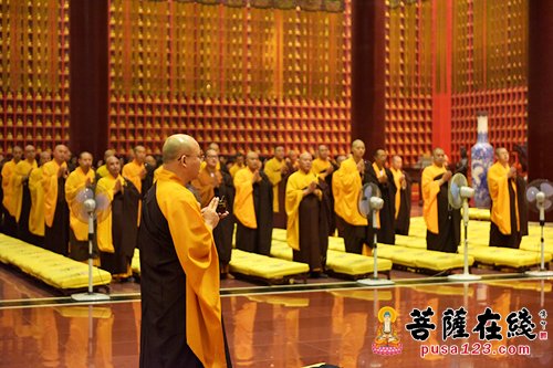 中元节-河北柏林禅寺丁酉年中元节报恩法会 信众虔诚诵经孝祭祖先
