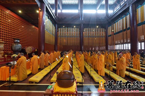中元节-河北柏林禅寺丁酉年中元节报恩法会 信众虔诚诵经孝祭祖先