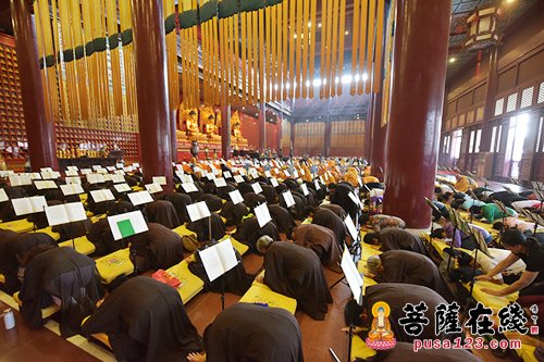 中元节-河北柏林禅寺丁酉年中元节报恩法会 信众虔诚诵经孝祭祖先