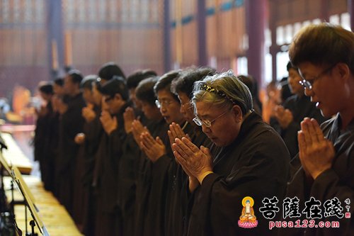 中元节-河北柏林禅寺丁酉年中元节报恩法会 信众虔诚诵经孝祭祖先