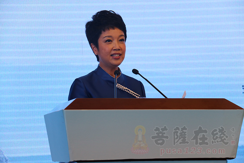             央视著名主持人黄薇