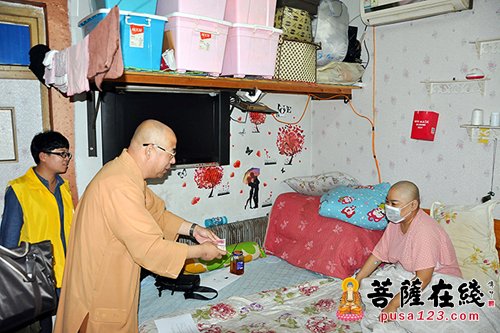 佛教-葫芦岛佛教协会会长道弘大和尚看望白血病患者
