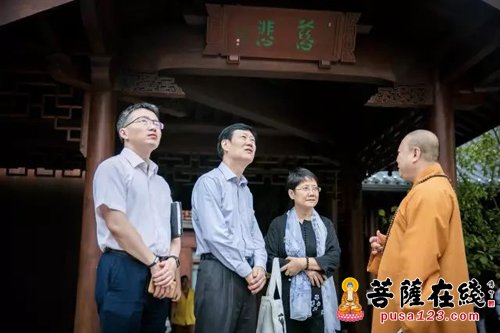 大雄宝殿-大雄宝殿“行走中”上海市人大侨民宗委领导赴上海玉佛寺调研