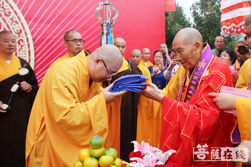 市佛教协会名誉会长,上饶博山能仁禅寺法主寂祥长老授祖衣(图片来源