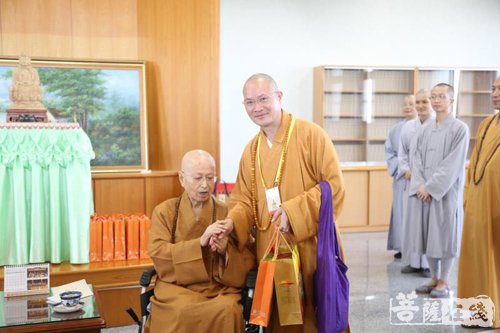 佛教-本性法师随中国佛教协会特组赴台交流团从高雄到台北之行