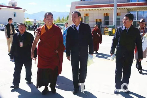 班禅喇嘛-十一世班禅结束在藏调研和佛事活动 当地信众盛装送行