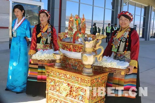 班禅喇嘛-十一世班禅结束在藏调研和佛事活动 当地信众盛装送行