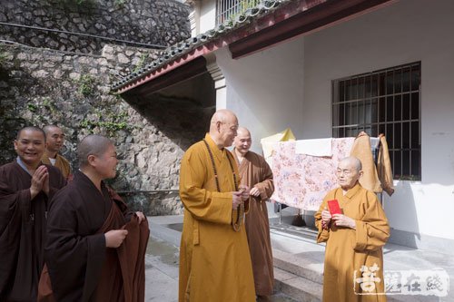 佛教-道慈大和尚一行赴佛教颐养堂和普陀山敬老院进行中秋节慰问