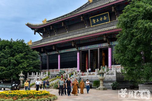 峨眉山-四川省人大民宗委调研组赴峨眉山报国寺、大佛禅院调研