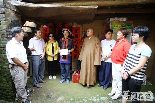 佛教-广西龙华古寺“扶贫公益”慰问木山村瑶族贫困村民
