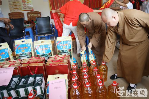 佛教-广西龙华古寺“扶贫公益”慰问木山村瑶族贫困村民