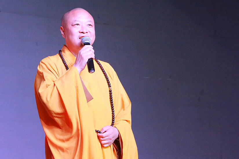 【高清图集】东海观音寺拜月传灯 日出东方前供天祈福