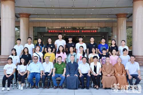 南普陀寺-南普陀寺慈善会为贫困学子铸造实现梦想的桥梁