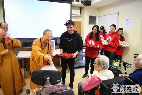 何晟铭-达义法师携何晟铭前往养老院 感念父母恩关怀耆老