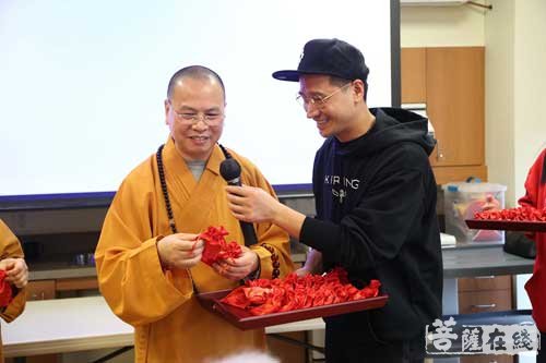 何晟铭-达义法师携何晟铭前往养老院 感念父母恩关怀耆老
