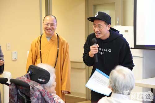 何晟铭-达义法师携何晟铭前往养老院 感念父母恩关怀耆老
