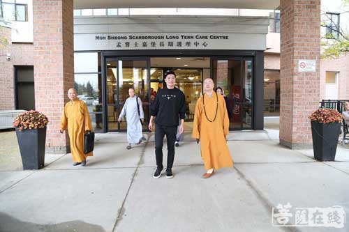 何晟铭-达义法师携何晟铭前往养老院 感念父母恩关怀耆老