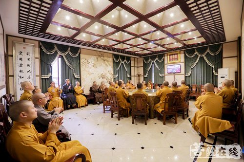 法华寺-湖州法华寺组织全体僧众观看十九大开幕式