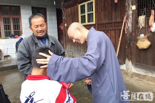 精准扶贫-“精准扶贫”助学 禅缘法师资助贫困家庭