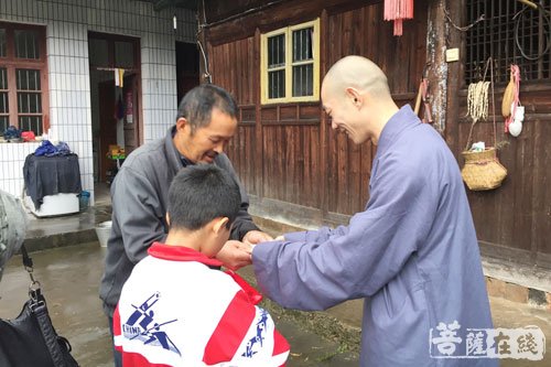 精准扶贫-“精准扶贫”助学 禅缘法师资助贫困家庭