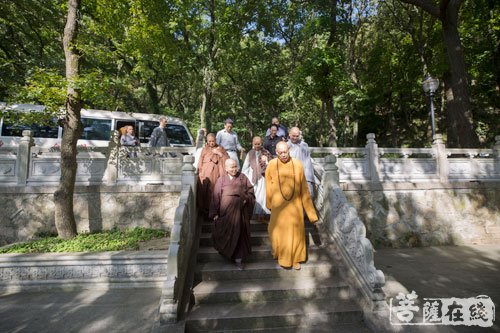 佛教-道慈大和尚一行赴佛教颐养堂和普陀山敬老院进行重阳节慰问