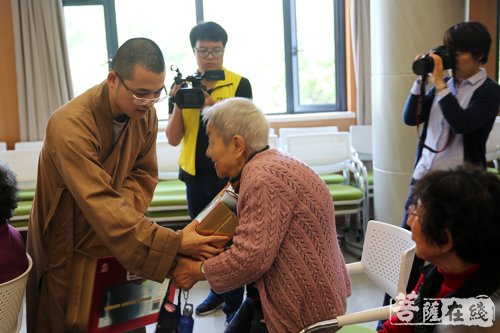 佛教-上海市佛教协会开展重阳节敬老慰问活动