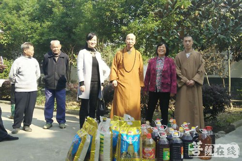佛教-弘扬佛教大爱 开慧法师一行慰问敬老院老人