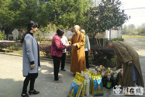 佛教-弘扬佛教大爱 开慧法师一行慰问敬老院老人