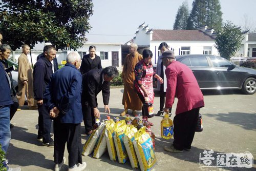 佛教-弘扬佛教大爱 开慧法师一行慰问敬老院老人