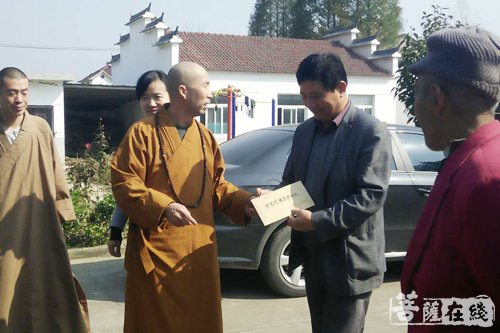 佛教-弘扬佛教大爱 开慧法师一行慰问敬老院老人