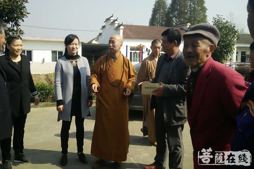 佛教-弘扬佛教大爱 开慧法师一行慰问敬老院老人