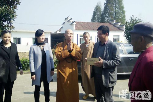 佛教-弘扬佛教大爱 开慧法师一行慰问敬老院老人