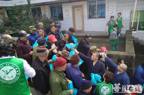 重阳节-九九重阳节  九九重阳节 重庆市华岩文教基金会开展“慈悲送温暖”活动