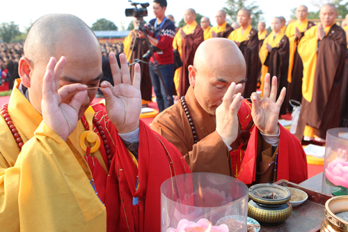 意彻法师拈香慧光法师拈香参加开幕仪式的法师们2017年九华山上禅堂