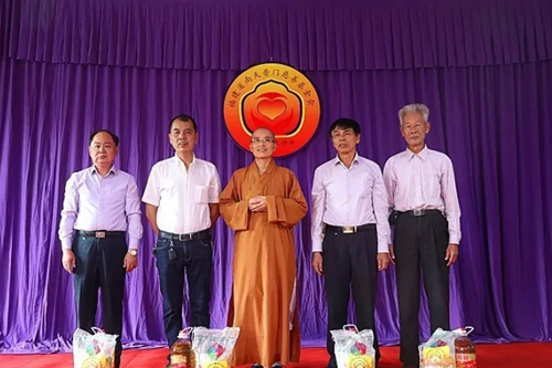 慈善-福建省南天普门慈善基金会重阳节慰问千名老人