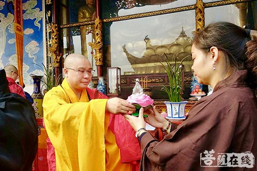 观音-一盏莲灯供观音 重庆龙凤寺纪念菩萨出家