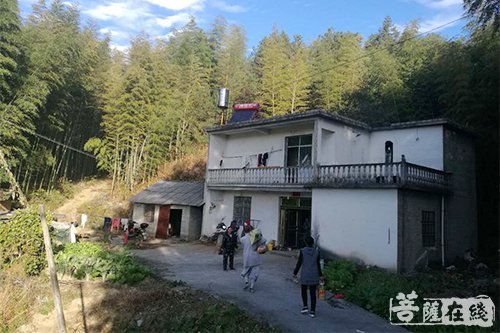 岳西-安徽岳西莲台寺万征法师一行慰问残疾老人