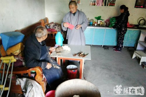岳西-安徽岳西莲台寺万征法师一行慰问残疾老人