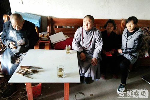 岳西-安徽岳西莲台寺万征法师一行慰问残疾老人